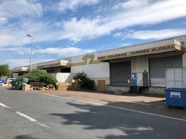 Entrepôt 669 m² 