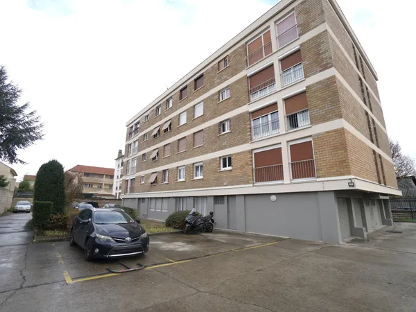 Bel appartement F2 45 m2 Dernier étage, cave et parking 