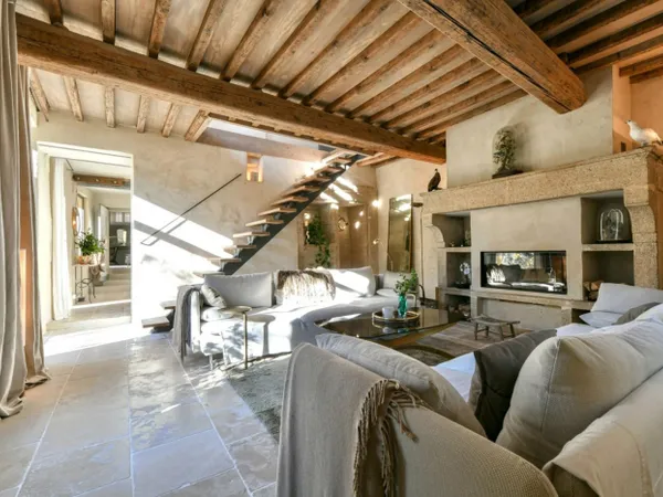 Très belle propriété de village de 330 m² avec jardin et piscine 