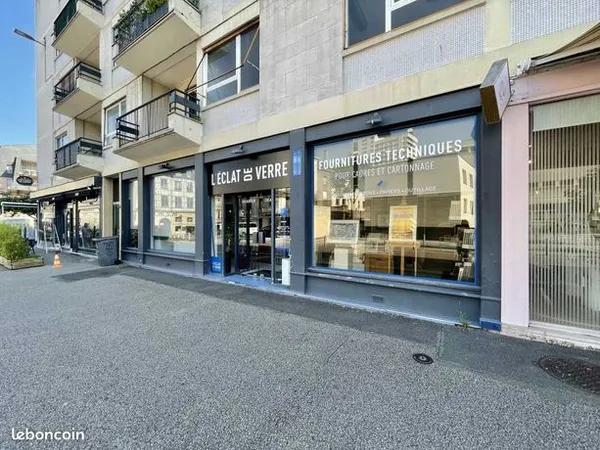 Local commercial 3 pièces 297 m² 