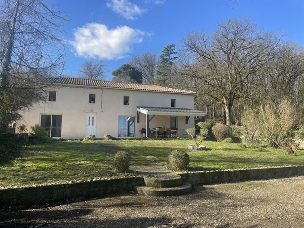 Trés belle Propriete style longère sur un parc arboré de 14 300m2. 