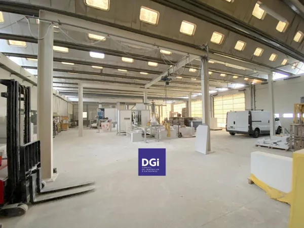Local d'activité 878 m² 