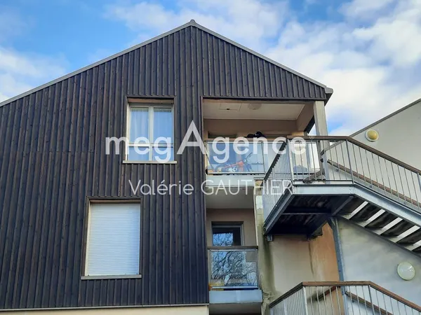 Bel appartement, secteur calme à Vendôme, avec piscine. 