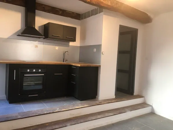 Centre village - En rez-de-chaussée, studio 20.48m² entièrement 