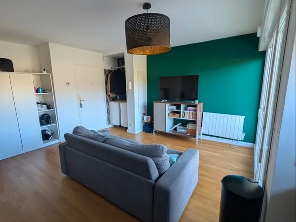 T2 lumineux avec terrasse, garage et parking Neuville sur saone 1. T2 lumineux avec balcon, garage 