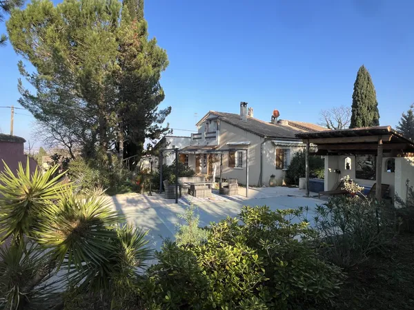 Villa T4 avec studio indépendant et piscine 