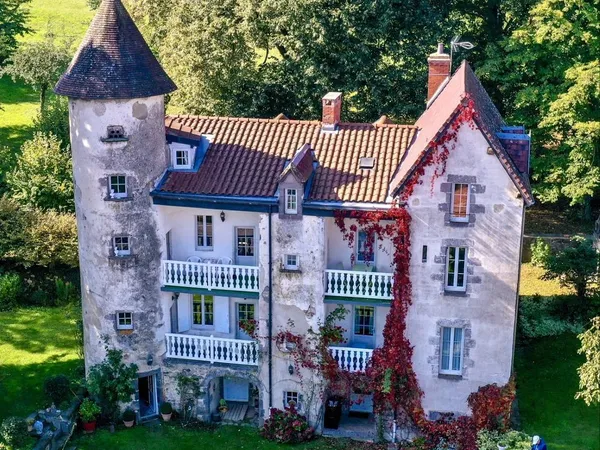 Volvic - Gîtes - Magnifique Manoir du XVIIe siècle 