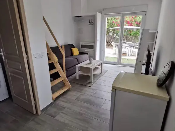 Studio meublé avec mezzanine et extérieur 