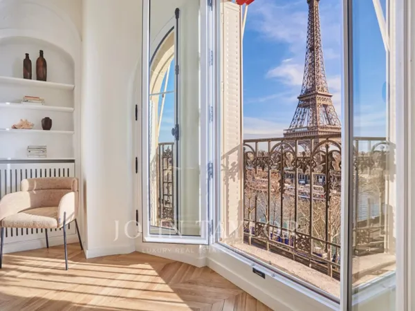Vues panoramiques sur la Seine et la Tour Eiffel 