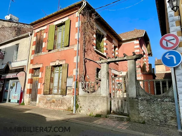 MAISON DE VILLAGE AVEC COUR ET GARAGE 