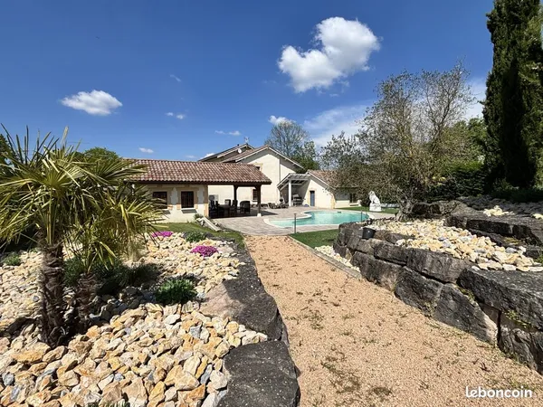 Propriété 9 pièces 260 m² 