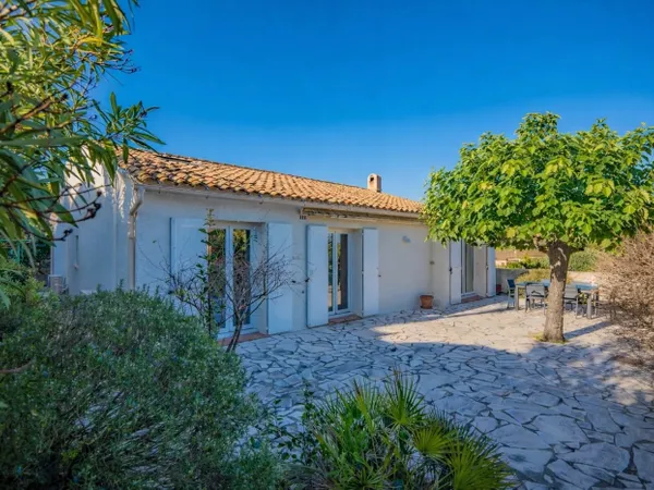 VILLA DOMAINE PRIVE A PIED DU CENTRE-VILLE ET DE LA PLAGE - VUE 