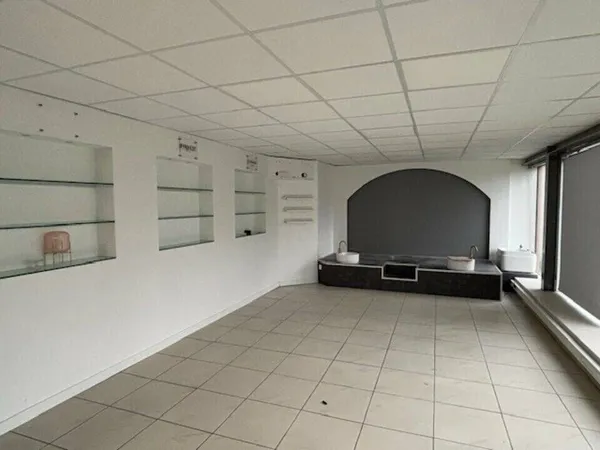 Local commercial 10 pièces 282 m² 