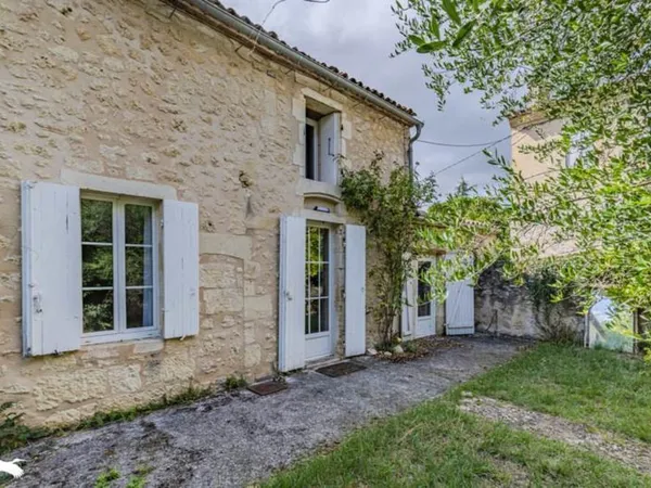Maison en pierre de 4 pièces principales 
