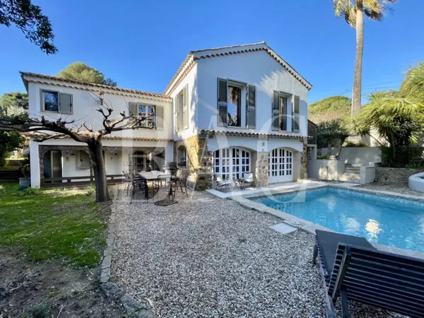 Sainte-Maxime, villa à 100 mètres d'une petite plage 