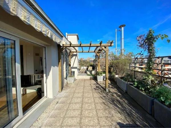PENTHOUSE / APPARTEMENT 6e AVEC ASCENSEUR - 84m² + 60m² D'EXTÉRIEUR - 3/4 PIÈCES - CAVE - DOUBLE 