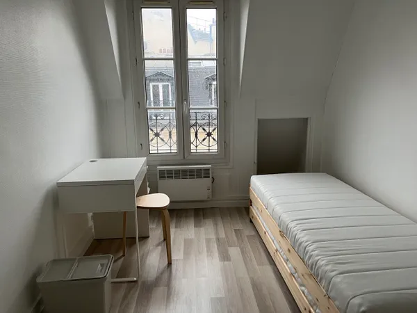 Loue chambre + pièce attenante avec SDB et toilettes privatives (6e étage sans ascenseur) 