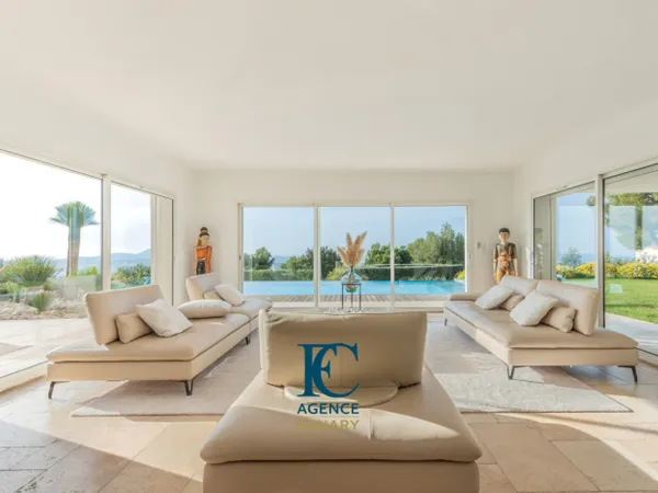 Propriété contemporaine avec vue panoramique. 