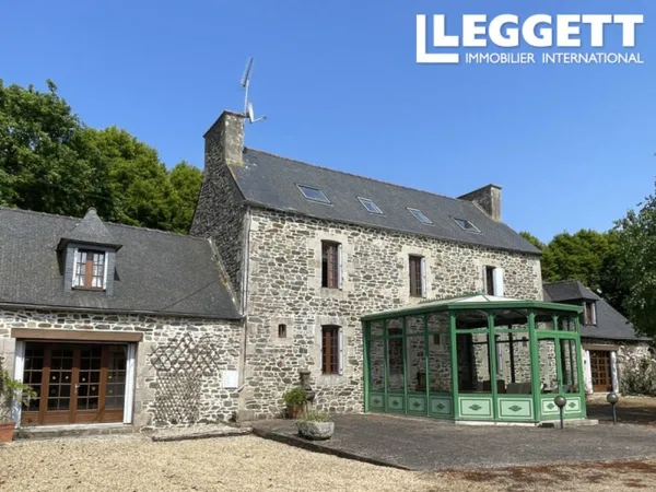 Proche de PONTRIEUX ? Superbe propriété de 5 chambres en pierre, avec dépendance et 10 882 m² de ter