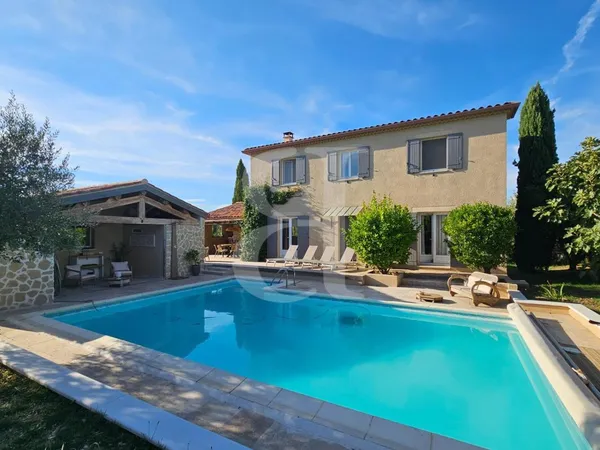 Villa avec piscine dans un village provençal 