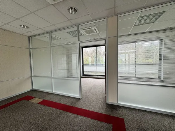 Bureaux - A LOUER - 806 m² non divisibles 