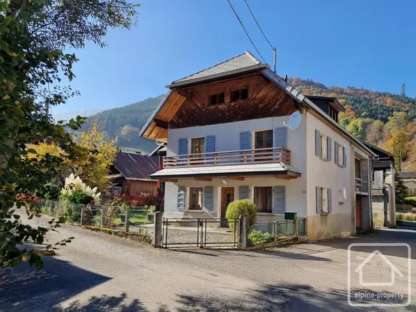 Une charmante maison de village avec 3 chambres, un jardin et un mazot indépendant offrant un 