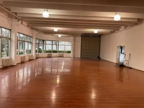 Local d'activité 592 m² 