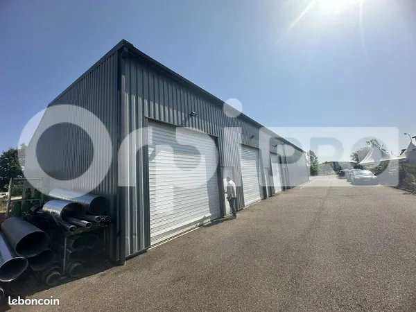 Local d'activité 610 m² 