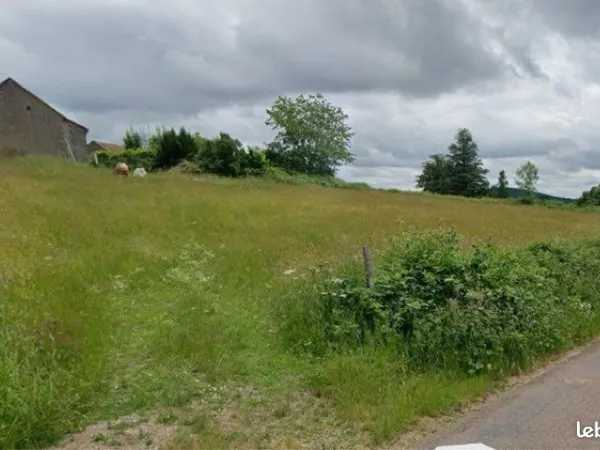 Terrain en bord de route 