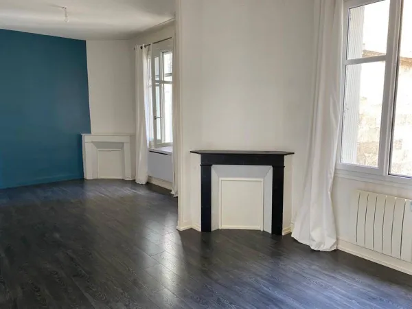Loue appartement à bordeaux à 2 pas de la porte Caillaud avec vue du salon sur la Garonne 