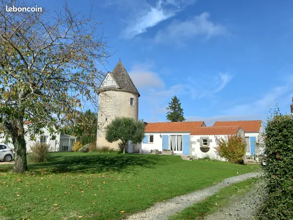 Maison rénovée et Ancien moulin à vent 