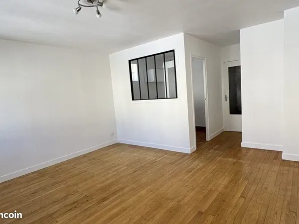 A louer, F1, 31.41m2, rue des tilleuls à St Etienne, place parking, Quartier de Montaud, disponible 