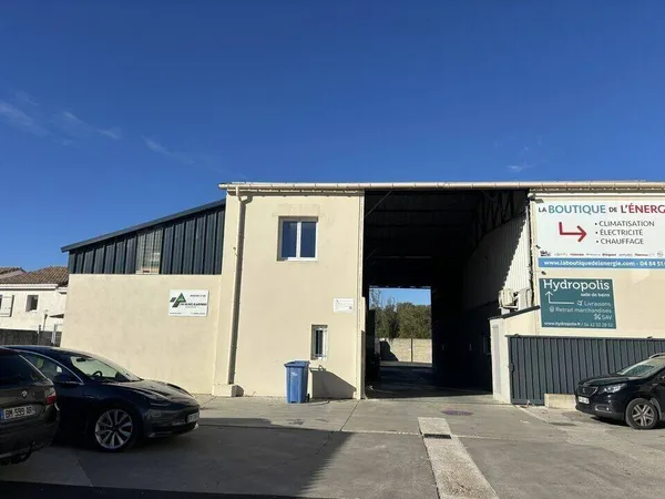Local d'activité 196 m² 