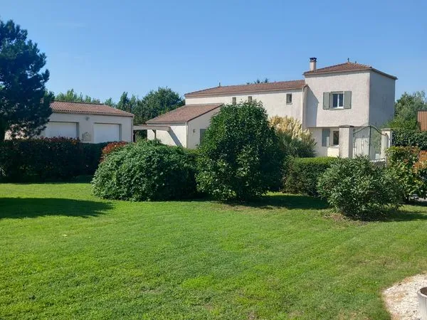 Spacieuse maison avec étage, dépendance et balcon 😀 
