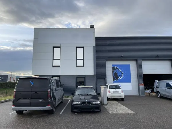 Local d'activité 268 m² 