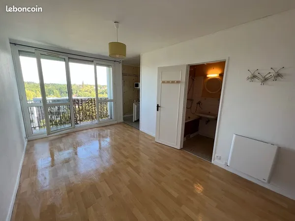 Particulier loue Studio F1 bis très lumineux quartier Montjoyeux 