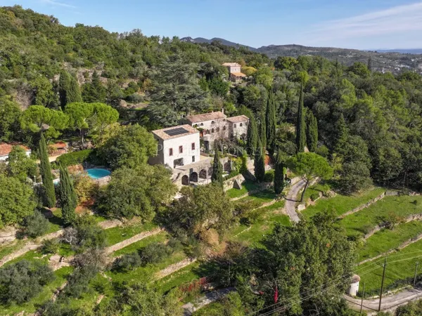 Magnaneries en pierres, rénovées, 3,6 hectares de terres 