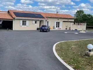 Maison de trois chambres avec piscine, 11 hectares de terrain et installations équestres 