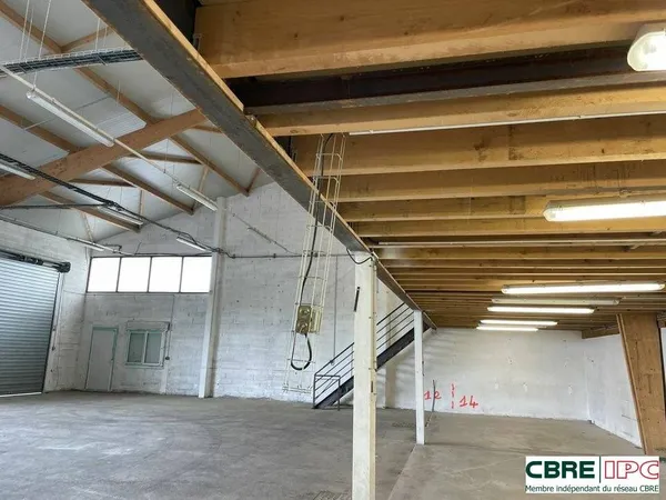 Local d'activité 626 m² 