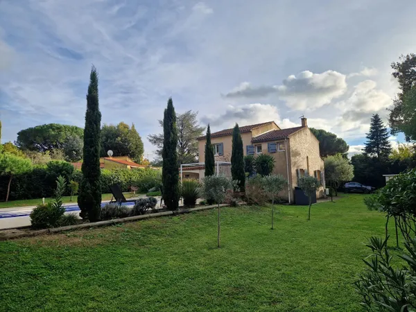 MAISON 8 PIÈCES SUR 2 NIVEAUX AVEC PISCINE 