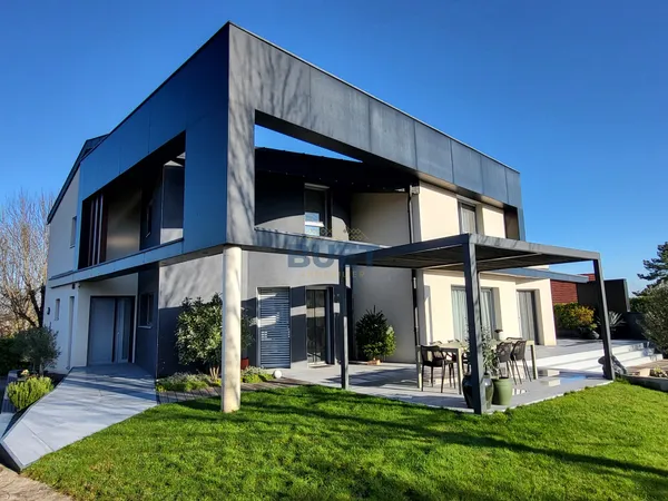 Villa d'architecte de 245 m2 avec piscine sur terrain de 1 0 