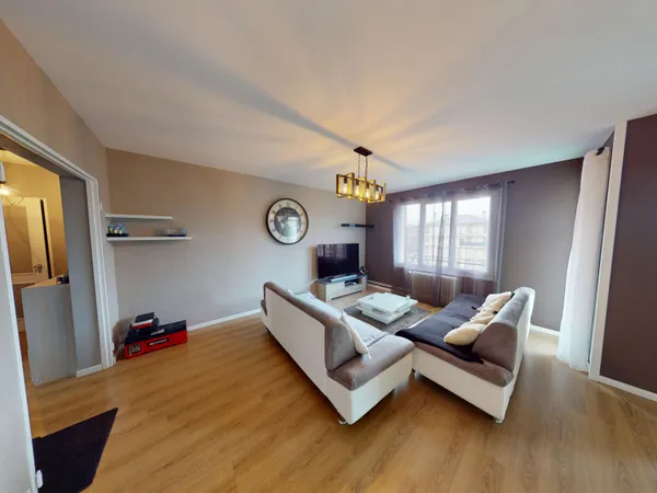 Appartement T3 avec balcon, loggia, cave et emplacement de parking couvert 