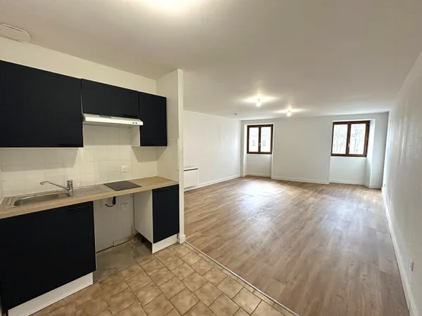 Très grand studio rénové de 39m² à louer boulevard Jean-Jaurès proche gare Bastide et Palais 