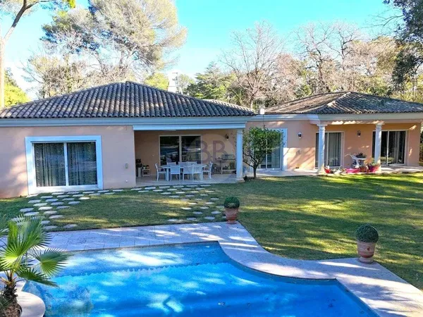 Maison de plain-pied 7 pièces 230 m² 