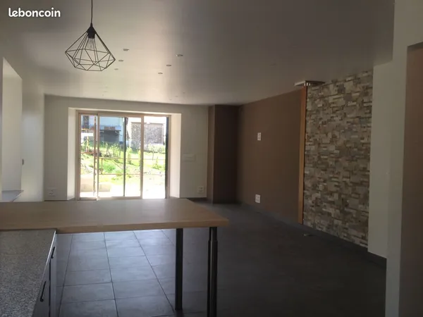 Charmant logement rénové de 118 m² - Terrasse plein sud, jardin et garage 