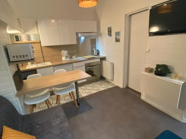 Beau studio meublé trés proche de la gare .. 