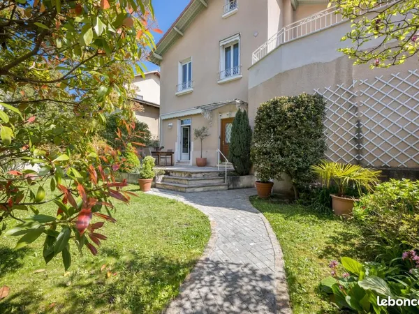 Maison 7 pièces 245 m² 