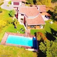 Maison 250m². 8 pièces. Terrain 2700m² 