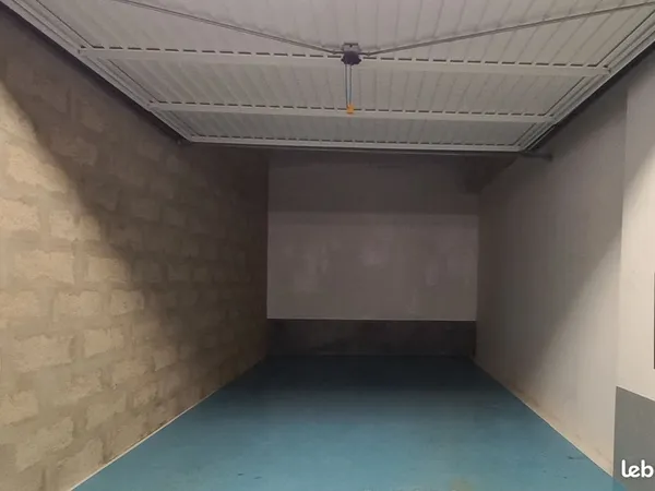Particulier loue Box de 15 m² 