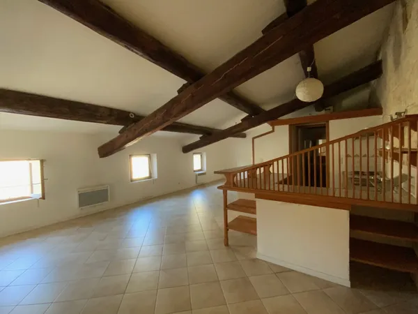 Appartement avec pigeonnier en dernier étage à 2 pas de la p 